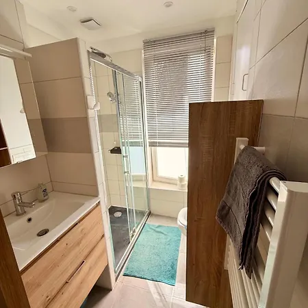 Modern Bright 2 Bedroom 17 *