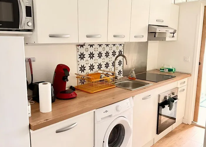 Modern Bright 2 Bedroom 17