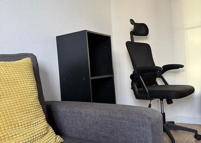 Modern Bright 2 Bedroom 17 Apartment