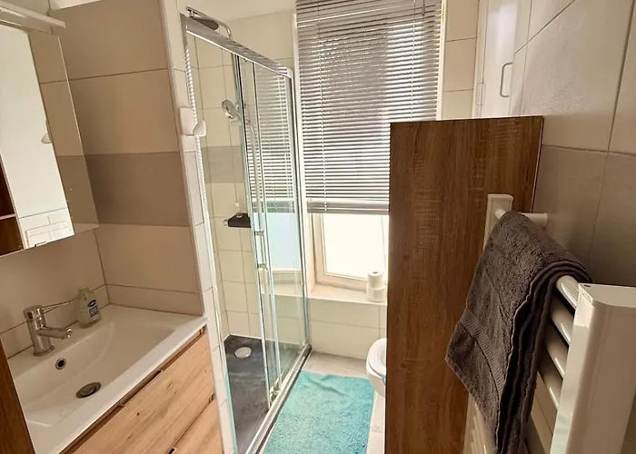 Modern Bright 2 Bedroom 17 *