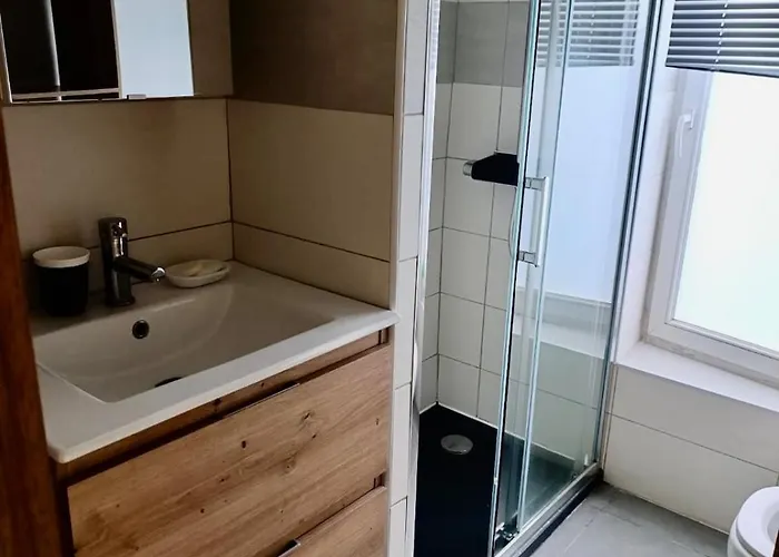 Modern Bright 2 Bedroom 17 Appartement *