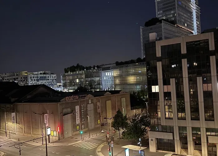 Apartment Modern Bright 2 Bedroom 17